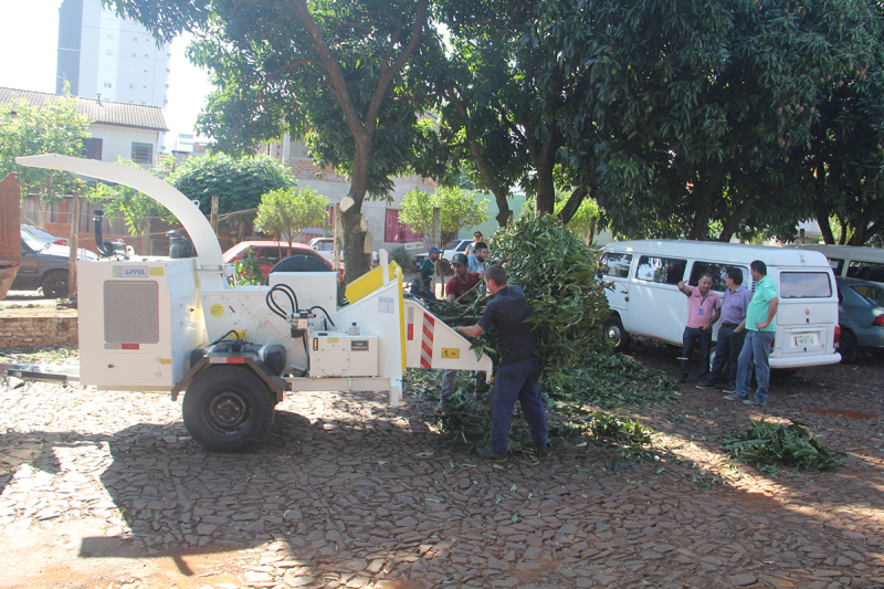 Empresa realiza entrega técnica de Triturador de Galhos para a Prefeitura